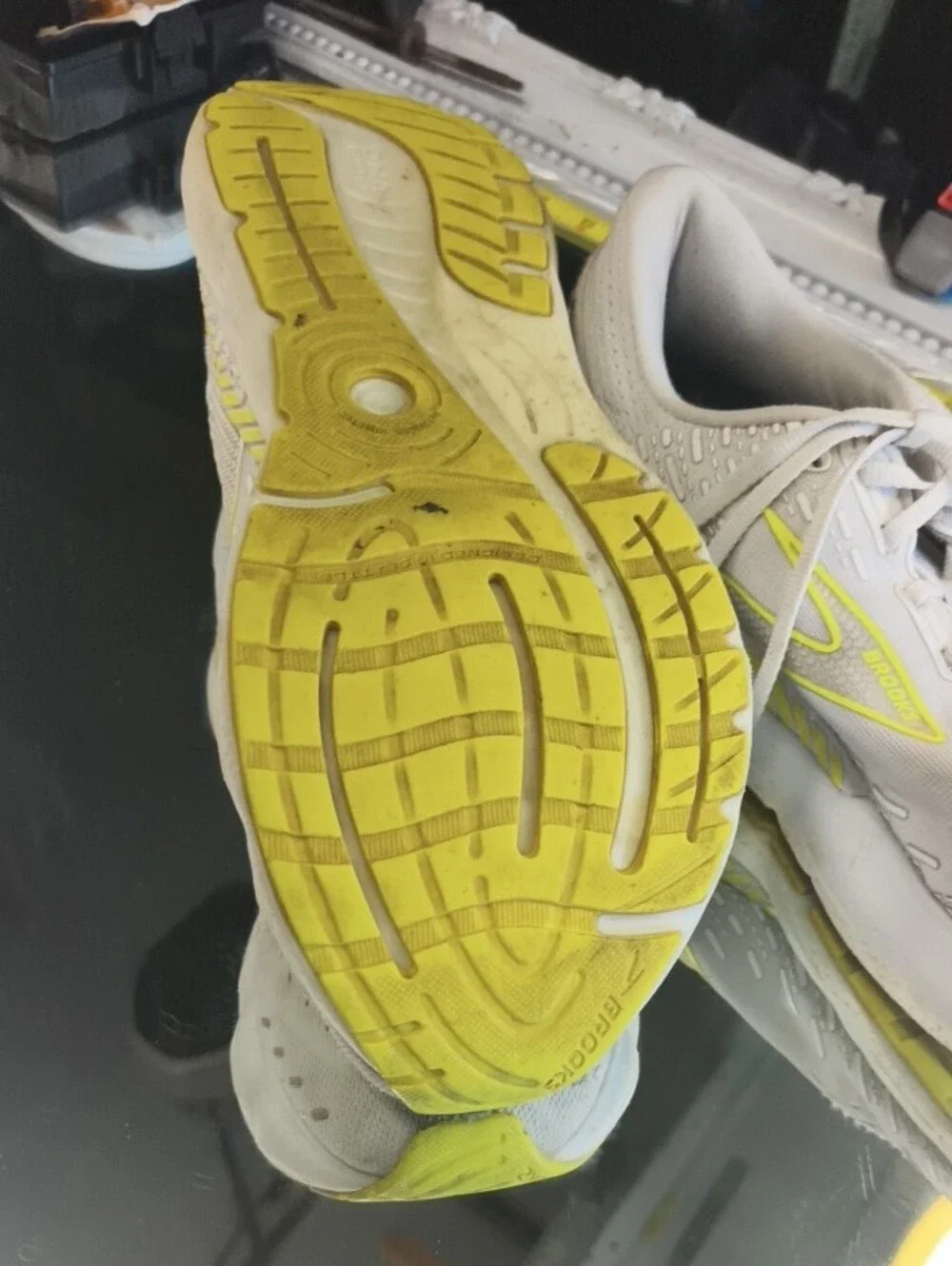 Mens 12 the Brooks Glycerin GTS 20 running shoes W/ Yellow Acccents.